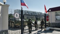 Воинские части Крыма подняли российские флаги
